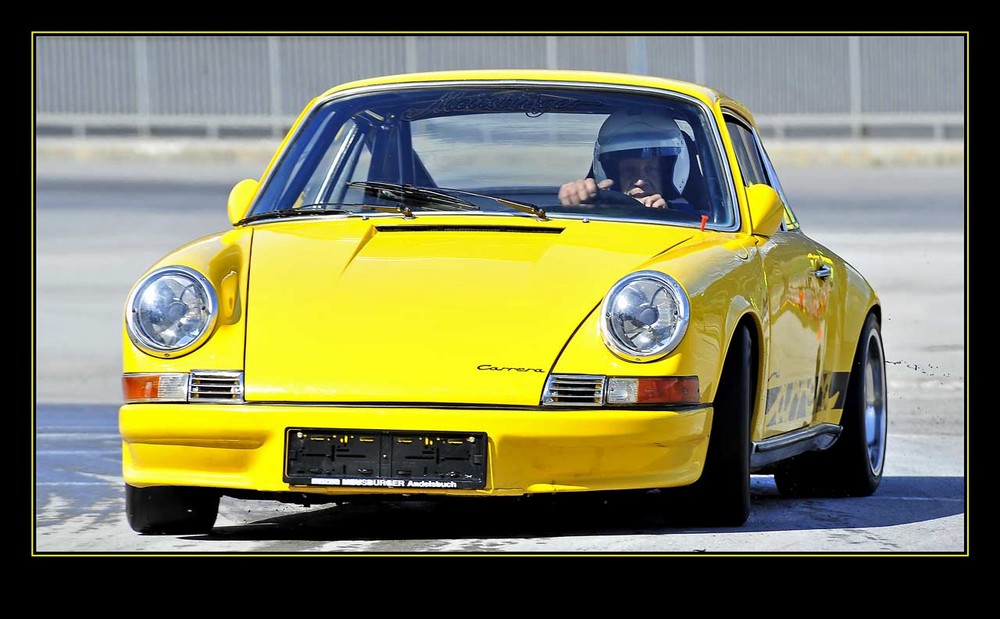 Der gellbe schnelle Porsche