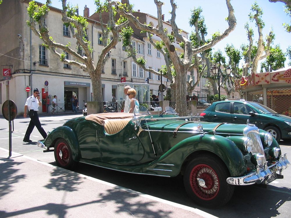 Der Gendarm von St. Tropez und der grüne Oldtimer...