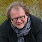 Der Generaldirektor Kulturelles Erbe Mittelrhein Thomas Metz im Staudenbeet