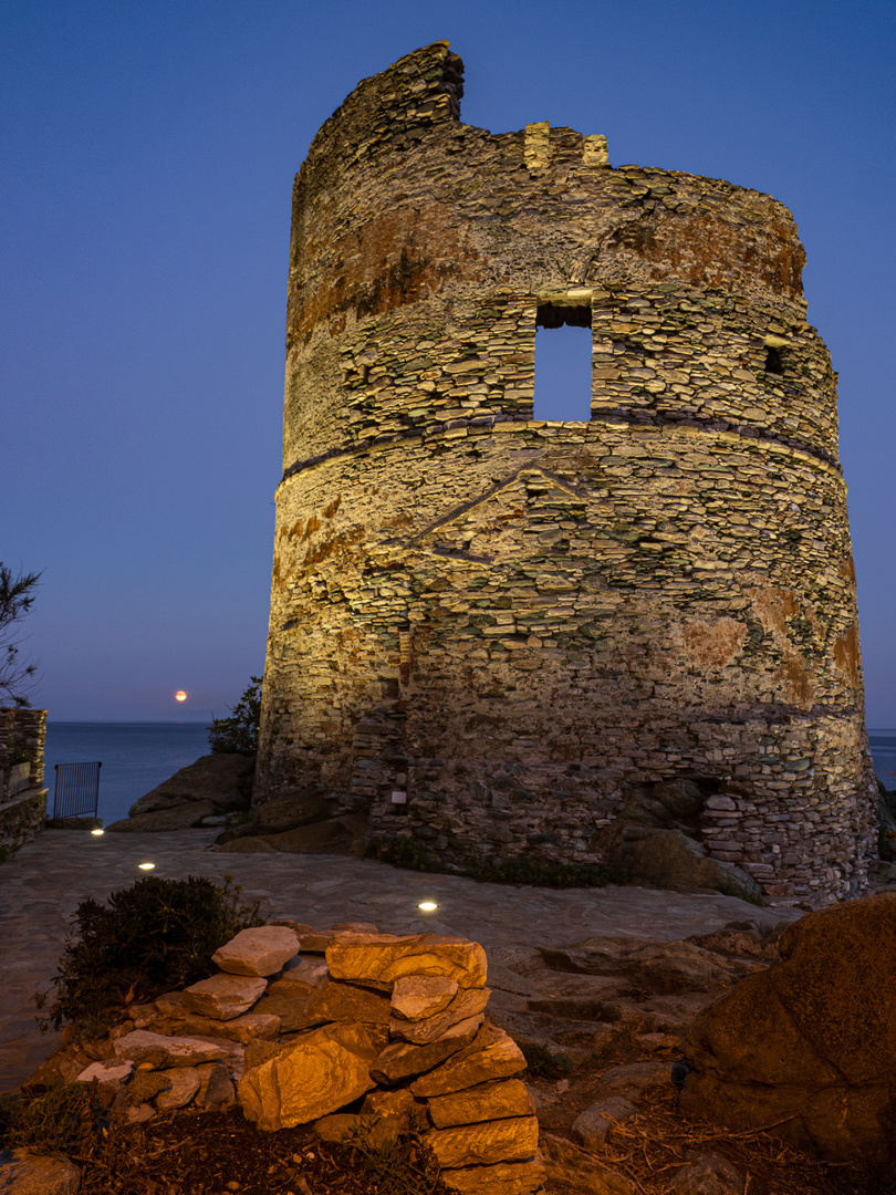 Der Genueserturm von Erbalunga im Vollmond