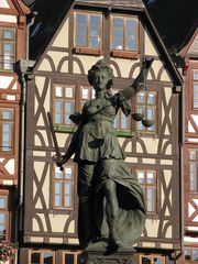 Der Gerechtigkeitsbrunnen in Frankfurt am Main