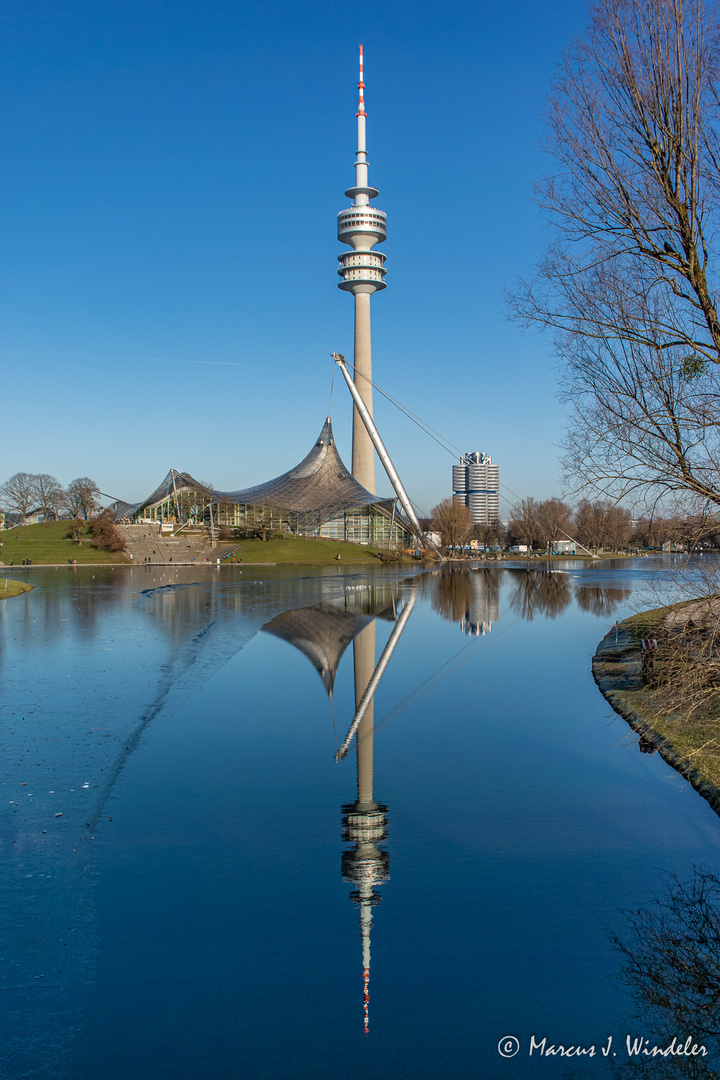 Der gespiegelte Olympiaturm in München