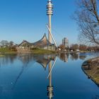 Der gespiegelte Olympiaturm in München