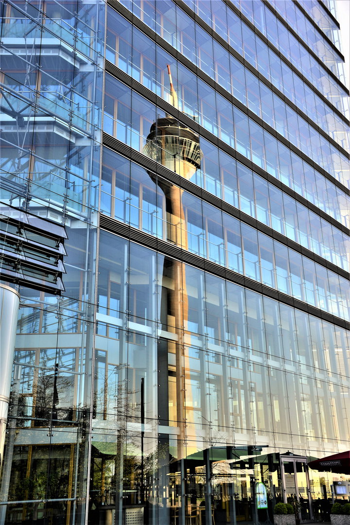  Der gespiegelte Rheinturm in Düsseldorf