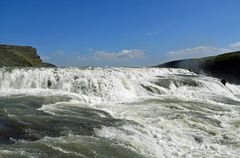 Der gewaltige Wasserfall Gullfoss im Süden von Island