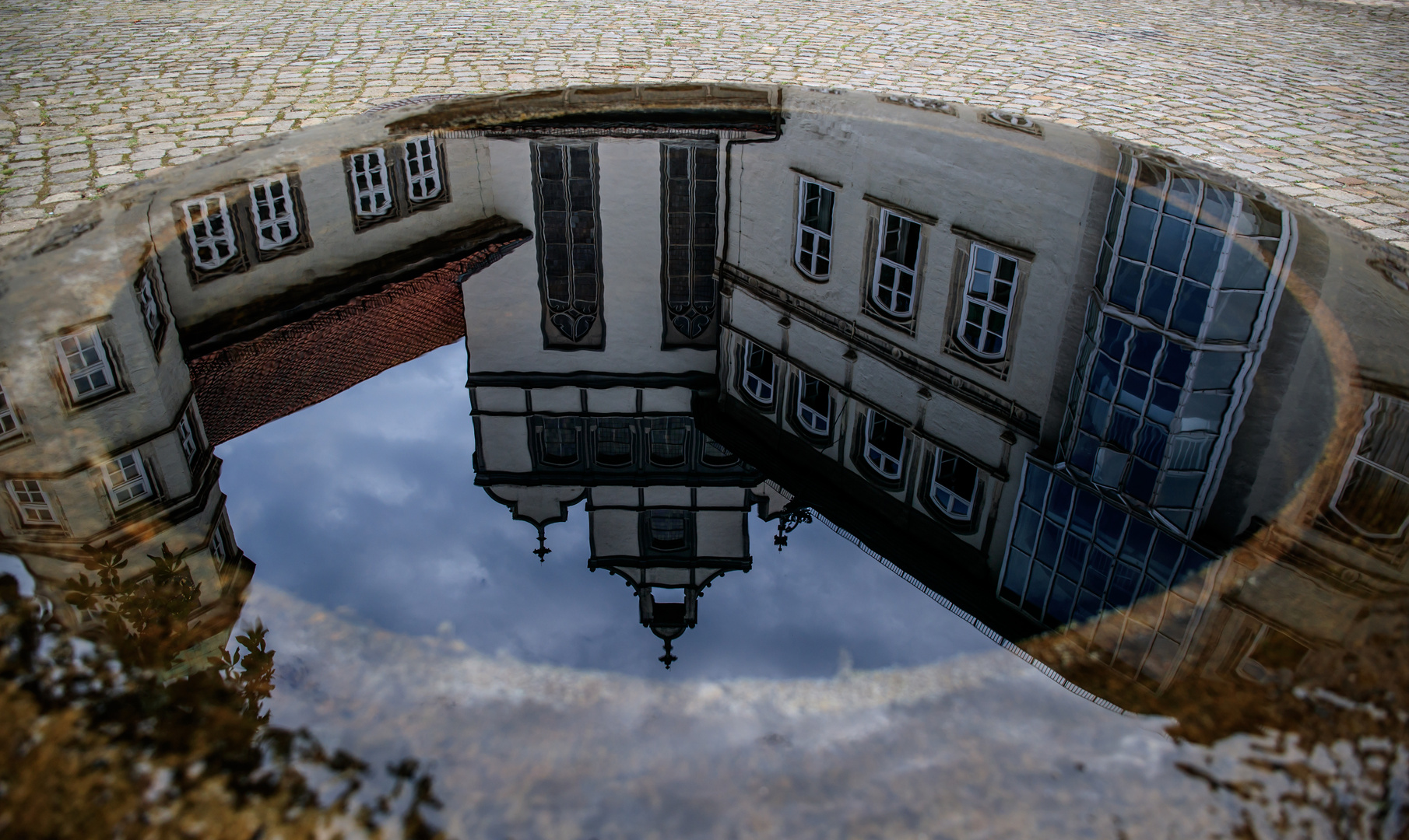 Der Giebel im Brunnen