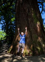 Der Gigant mit Besucherin 