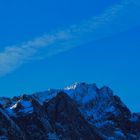 Der Gipfel der Zugspitze erwacht an einem Wintermorgen mit den ersten wärmenden Sonnenstrahlen