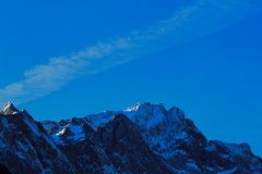 Der Gipfel der Zugspitze erwacht an einem Wintermorgen mit den ersten wärmenden Sonnenstrahlen