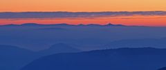 Der Gipfel mit dem Aussichtsturm ist der Jeschken bei Liberec...