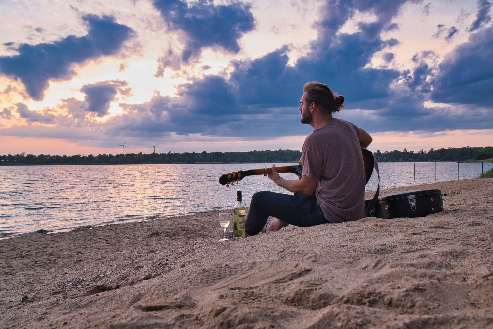 Der Gitarrist am Strand.