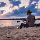 Der Gitarrist am Strand.