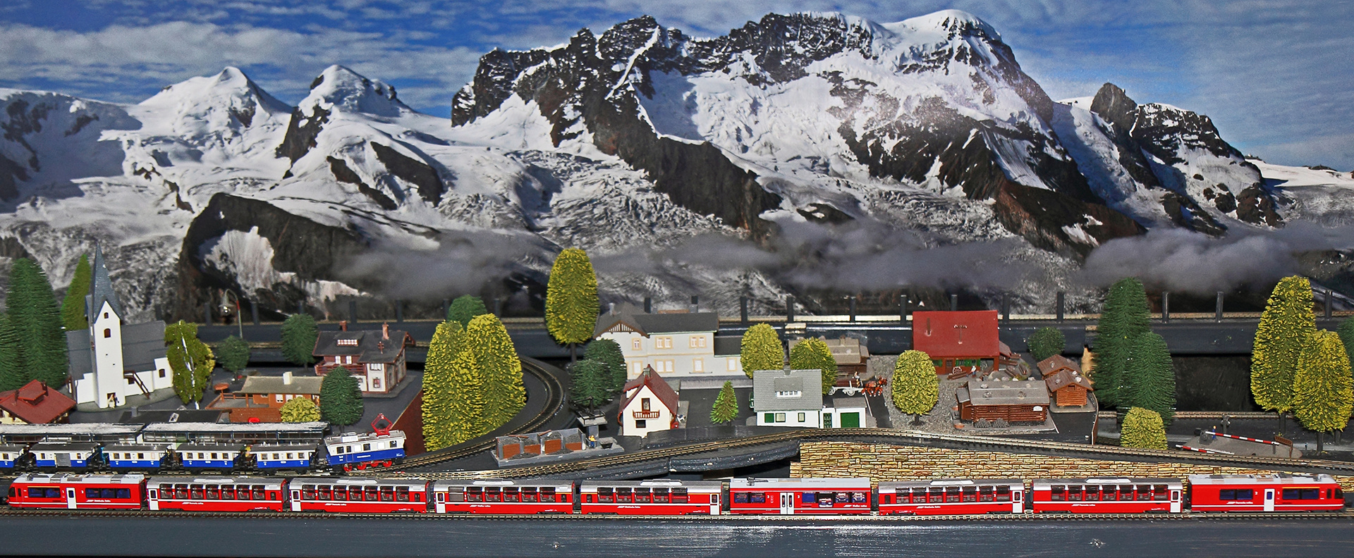 Der Glacierexpress im Schlafzimmer vor der Zermatter Traumkulisse...