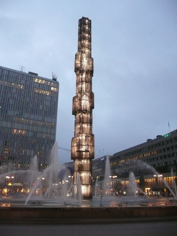 Der gläserne Obelisk.