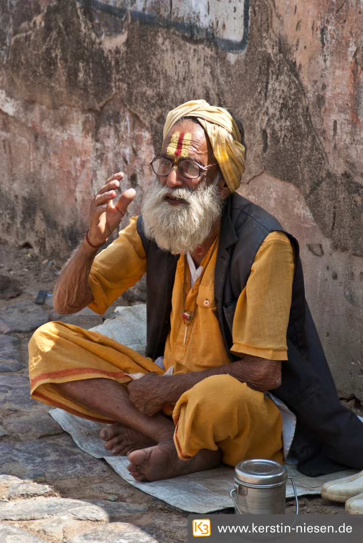 Der Glaube gibt ihm Kraft – Straßenalltag in Indien