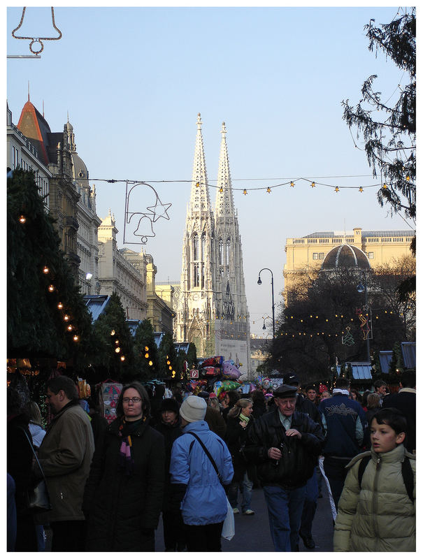 Der gleiche weihnachtsmarkt aber mit blick in der ferne auf unsere wunderschöne votivkirche, es