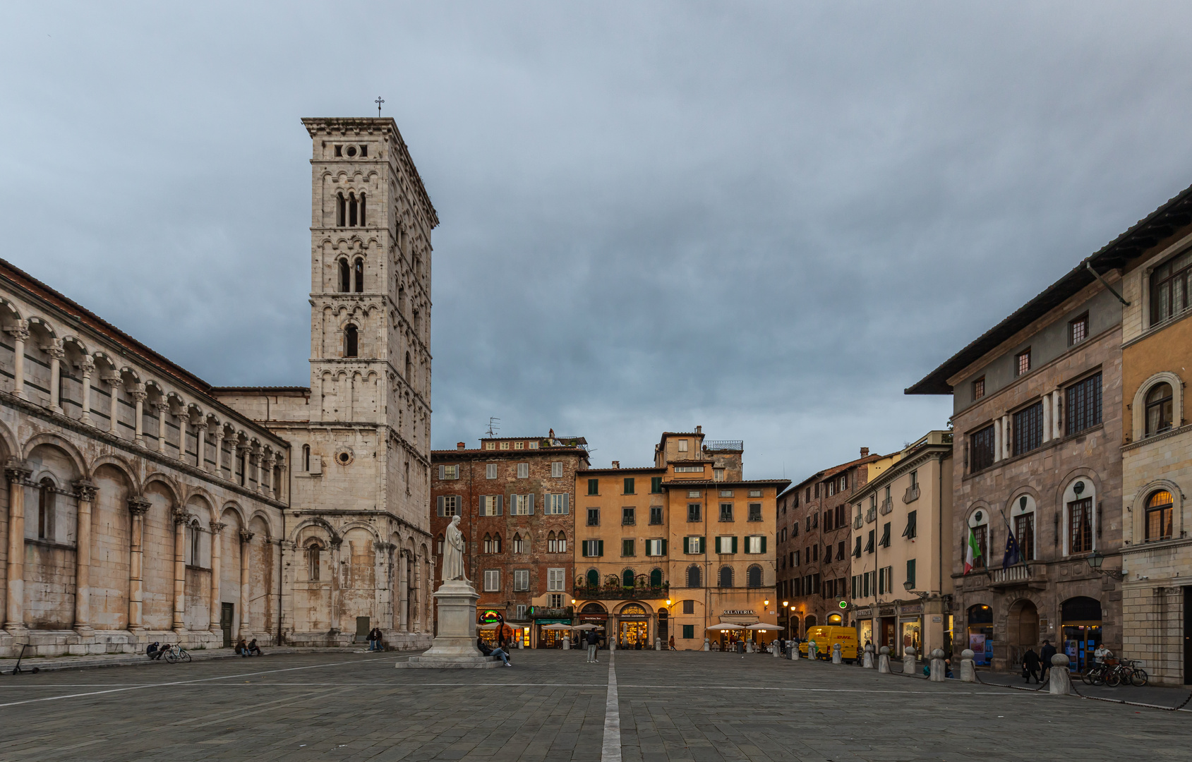 Der gleichnamige Platz San Michele