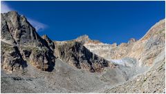  Der Gletscher ist unter Felsbrocken und Schutt kaum noch auszumachen.