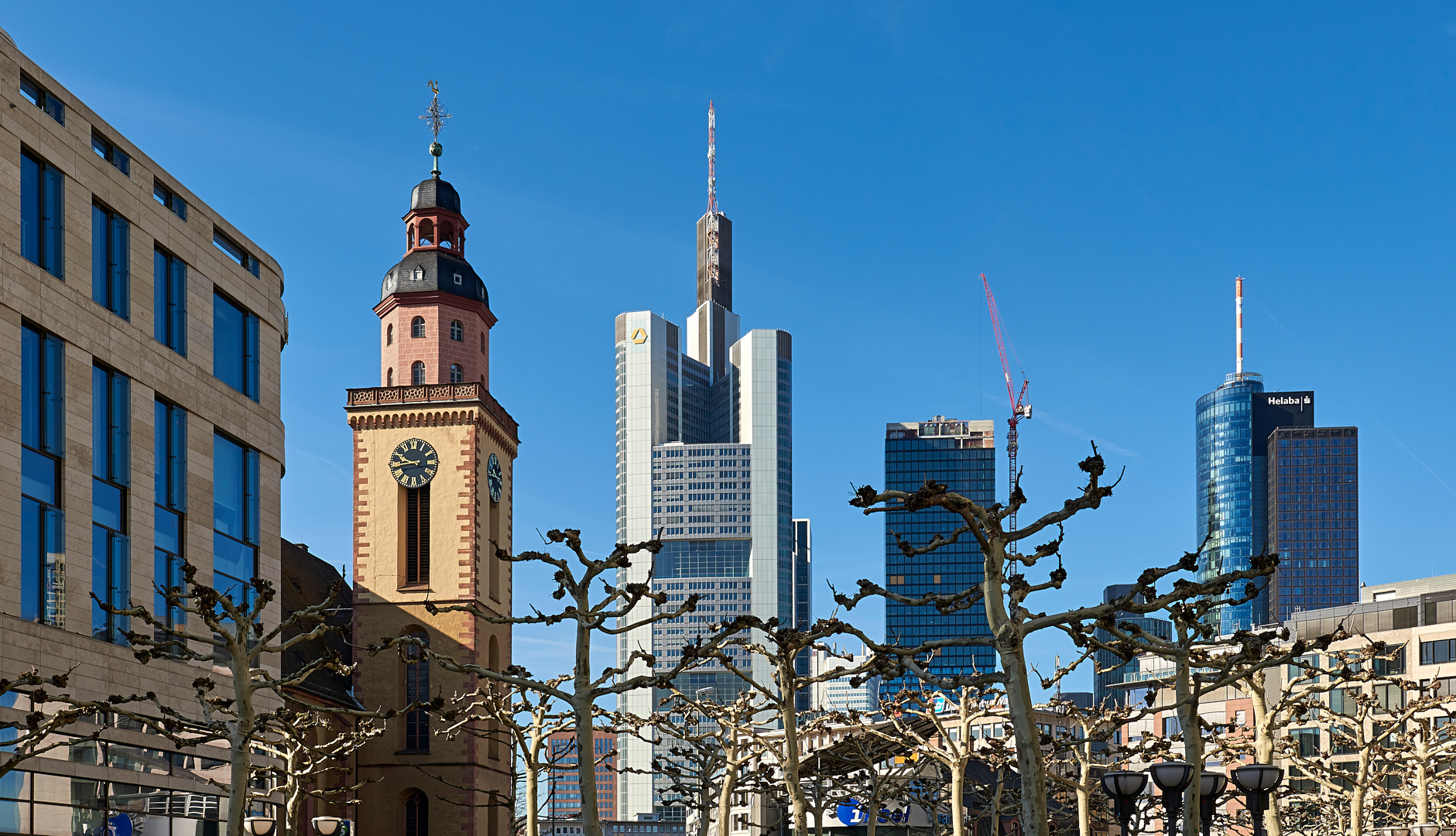 Der Glockenturm der Katharinenkirche ist fast so hoch wie der Commerzbank Tower, aber nur aus der