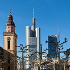 Der Glockenturm der Katharinenkirche ist fast so hoch wie der Commerzbank Tower, aber nur aus der