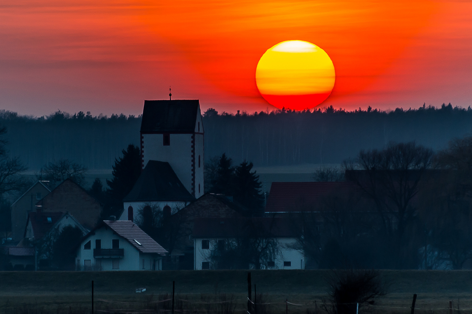 Der Glutball über der Kirche von Pausitz