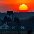 Der Glutball über der Kirche von Pausitz