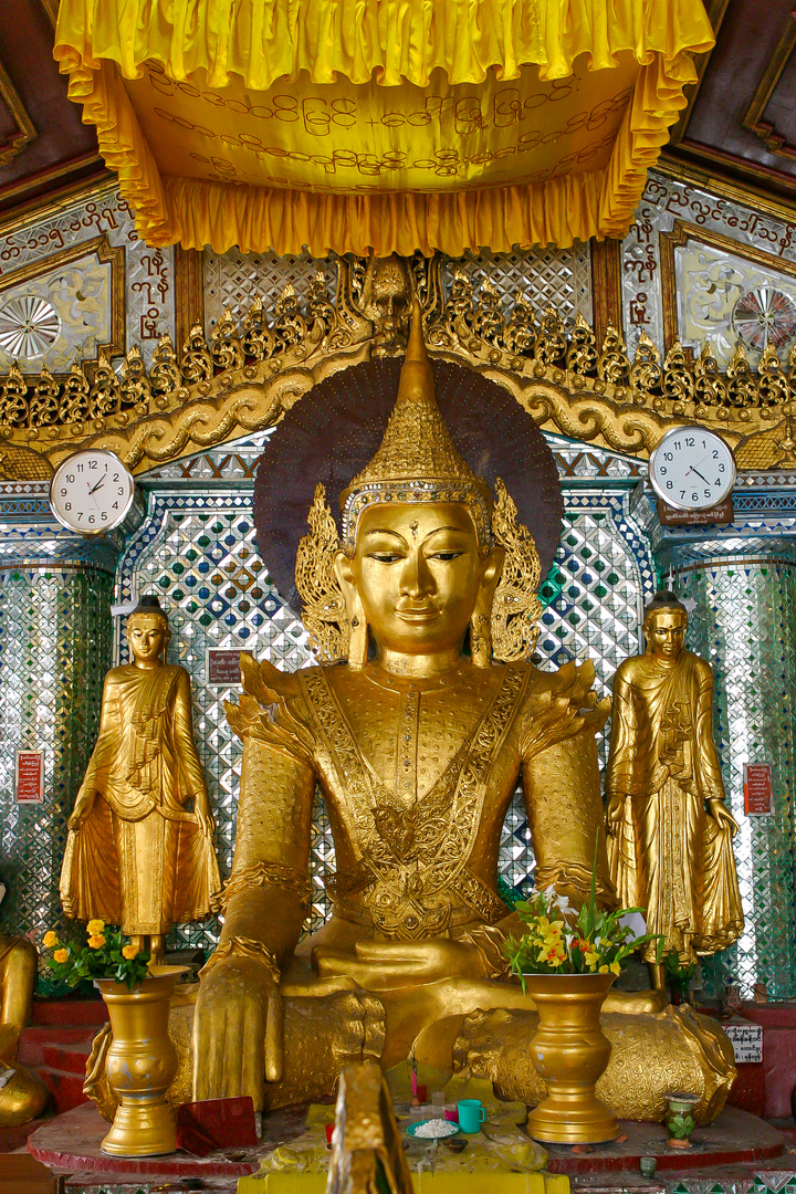 Der Gold-Buddha in der Shwedagon-Pagode