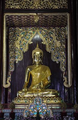 ...der goldene Buddha im Wat Phan Tao...