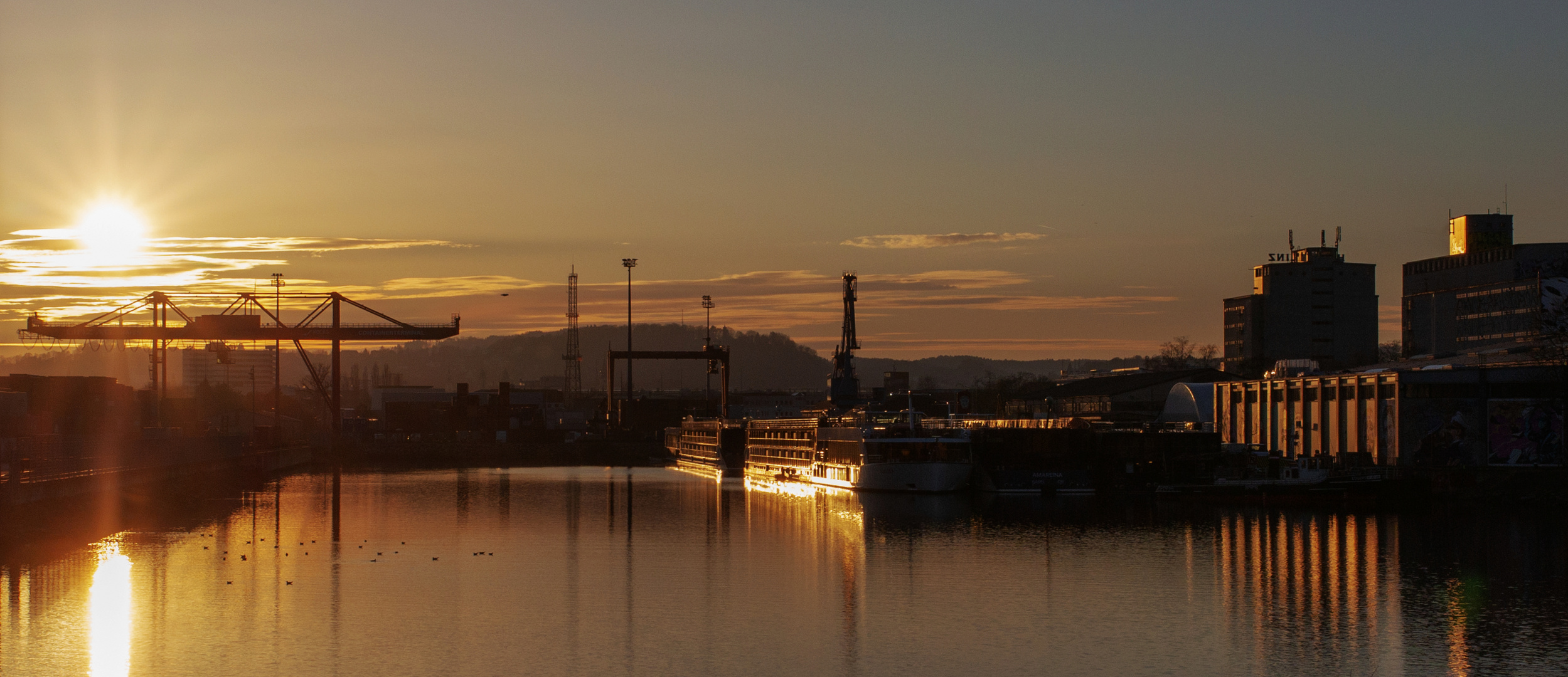 "Der Goldene Hafen"