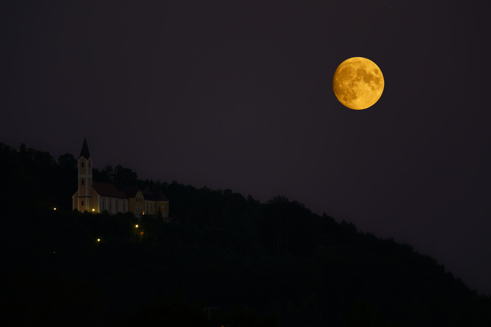 Der goldene Mond über der Mariahilfkirche