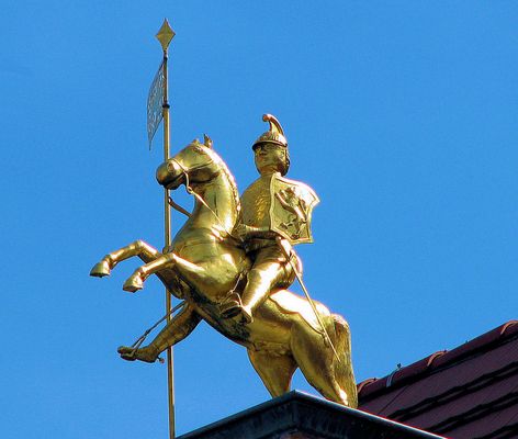 der-goldene-reiter-auf-dem-rathaus-in-schwerin