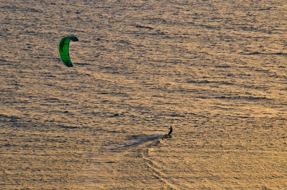 Der goldene Surfer von Tel Aviv in der Abendsonne...