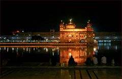 der Goldene Tempel von Amritsar mit Beleuchtung 2