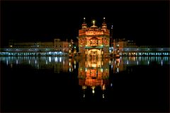 der Goldene Tempel von Amritsar mit Beleuchtung 3