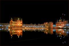 der Goldene Tempel von Amritsar mit Beleuchtung