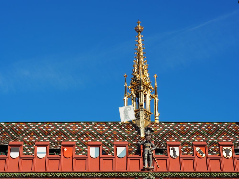 der goldene Turm des Basler Rathauses