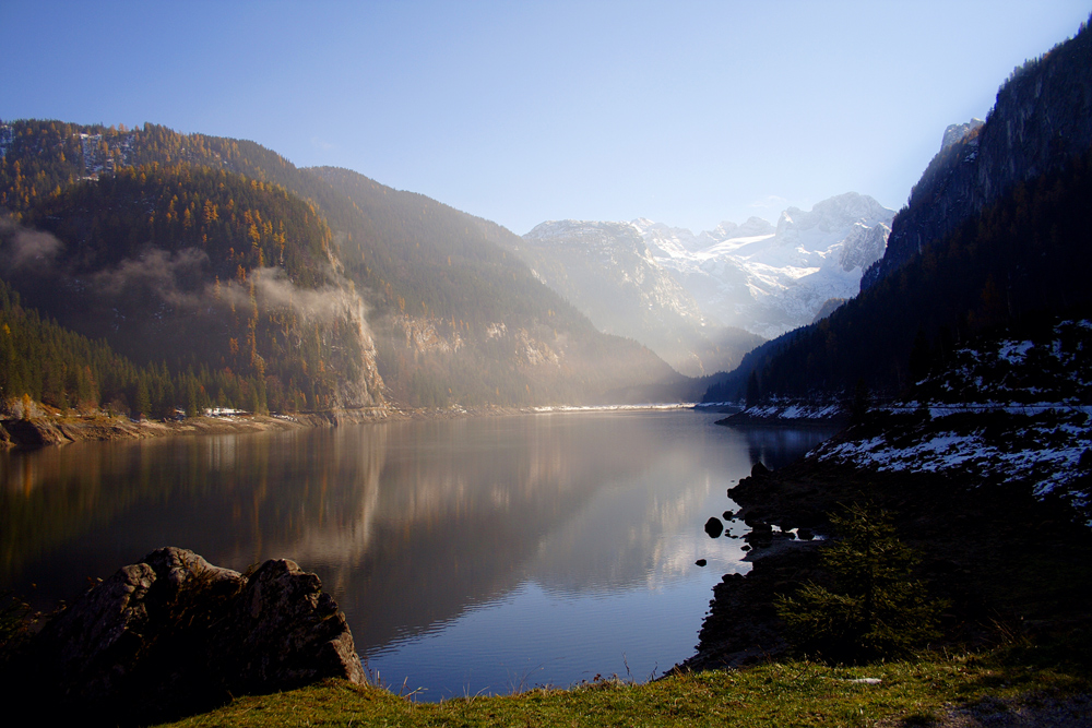 Der Gosausee im Morgennebel,