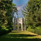 Der gotische Tempel im Painshill Garden / England