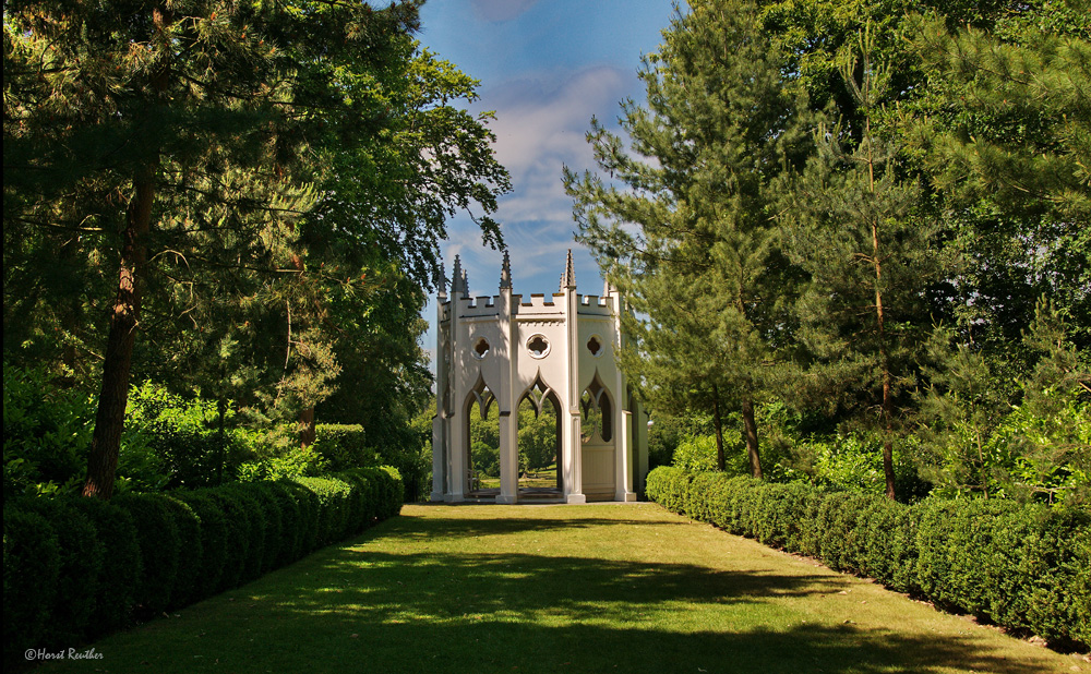 Der gotische Tempel im Painshill Garden / England