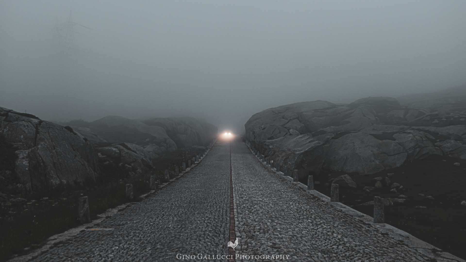 Der Gotthard im Nebel - Fahrt durch die Felsen