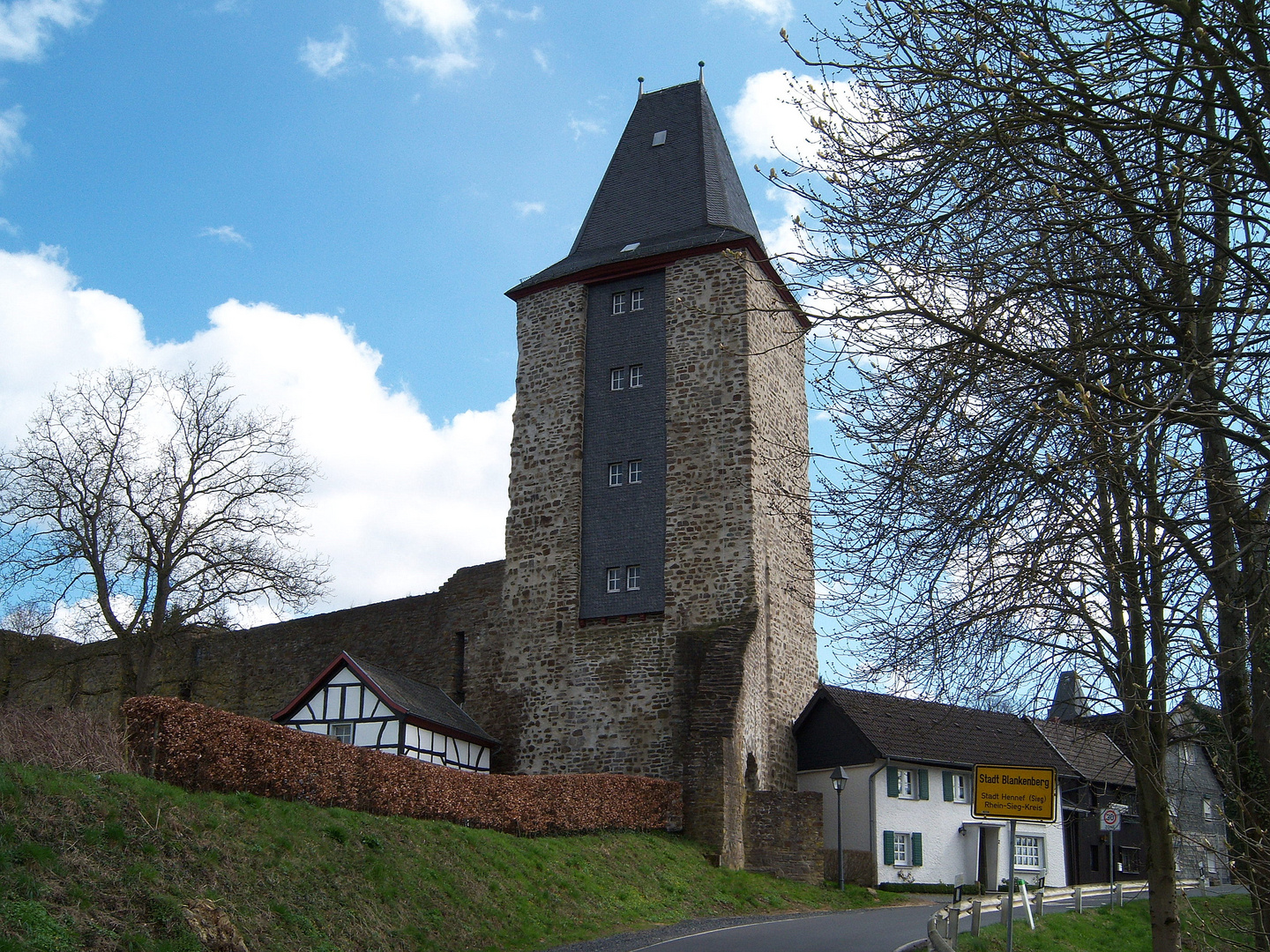 der Grabenturm