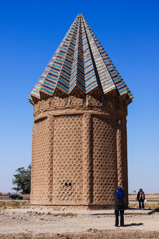 Der Grabturm von Akhandjan