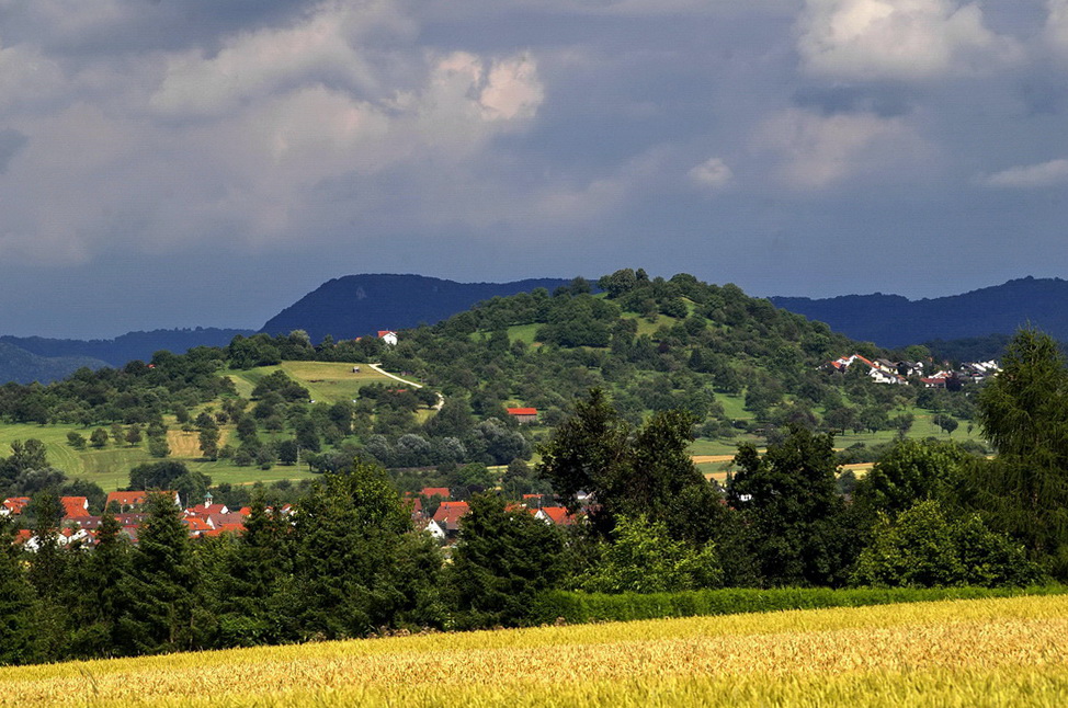 Der Grafenberg, dahinter die Schwäbische  Alb