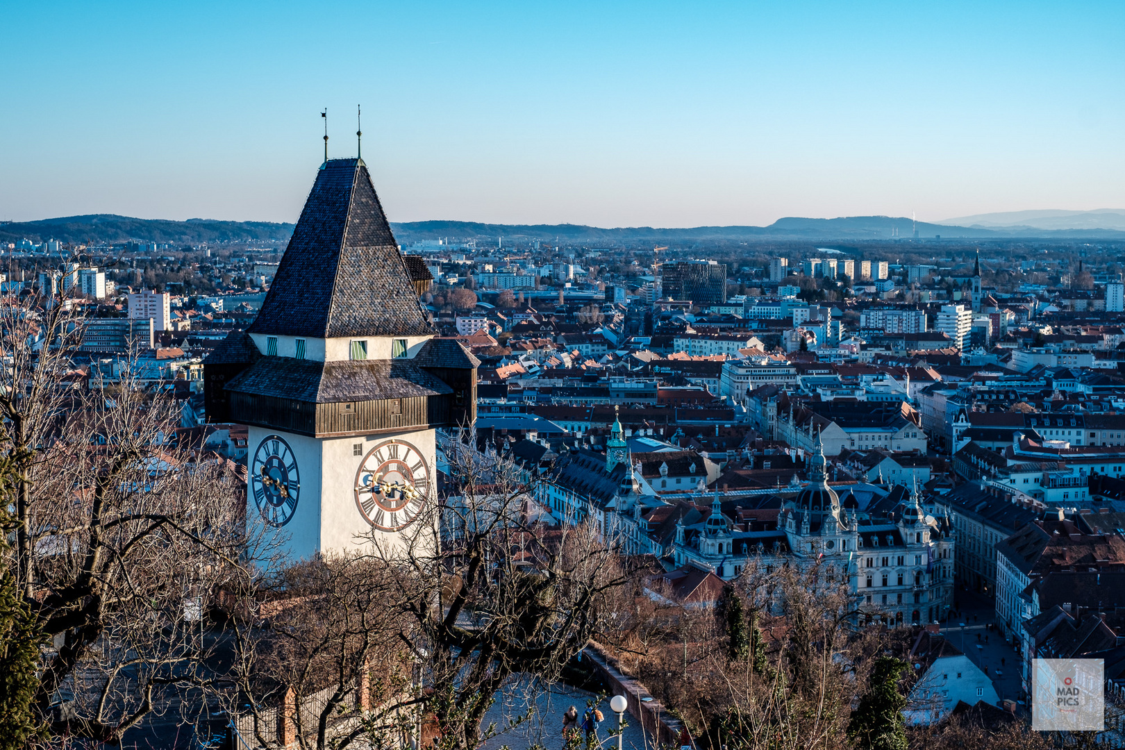 Der Grazer Uhrturm in der Abendsonne.