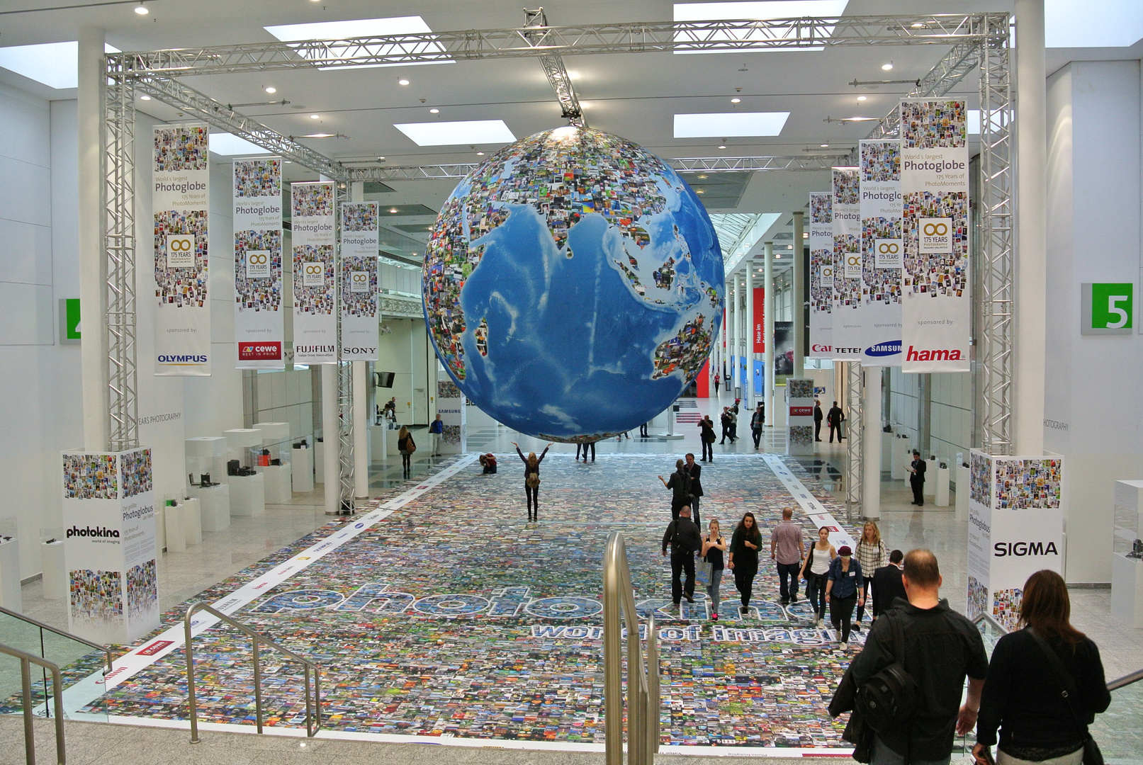 Der größte Foto-Globus der Welt auf der Photokina 2014