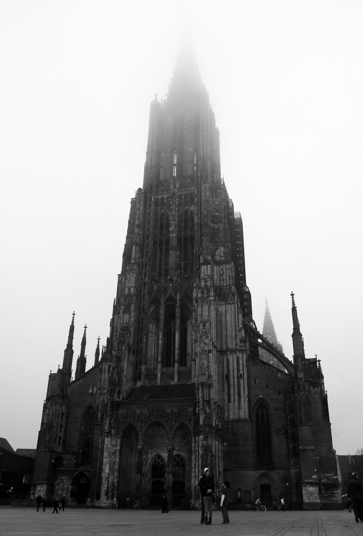 Der größte Kirchturm der Welt verschwindet im Nebel // Ulm