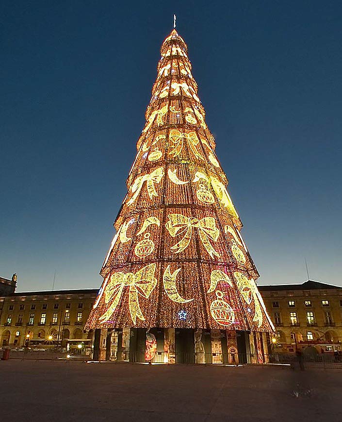 Der groesste Weihnachtsbaum Europas in Lissabon