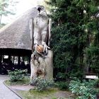 Der große Adler überwacht den Ausgang im Weltvogelpark Walsrode