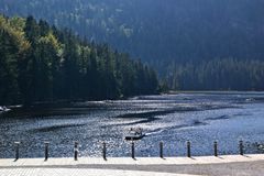 Der Große Arbersee im Gegenlicht