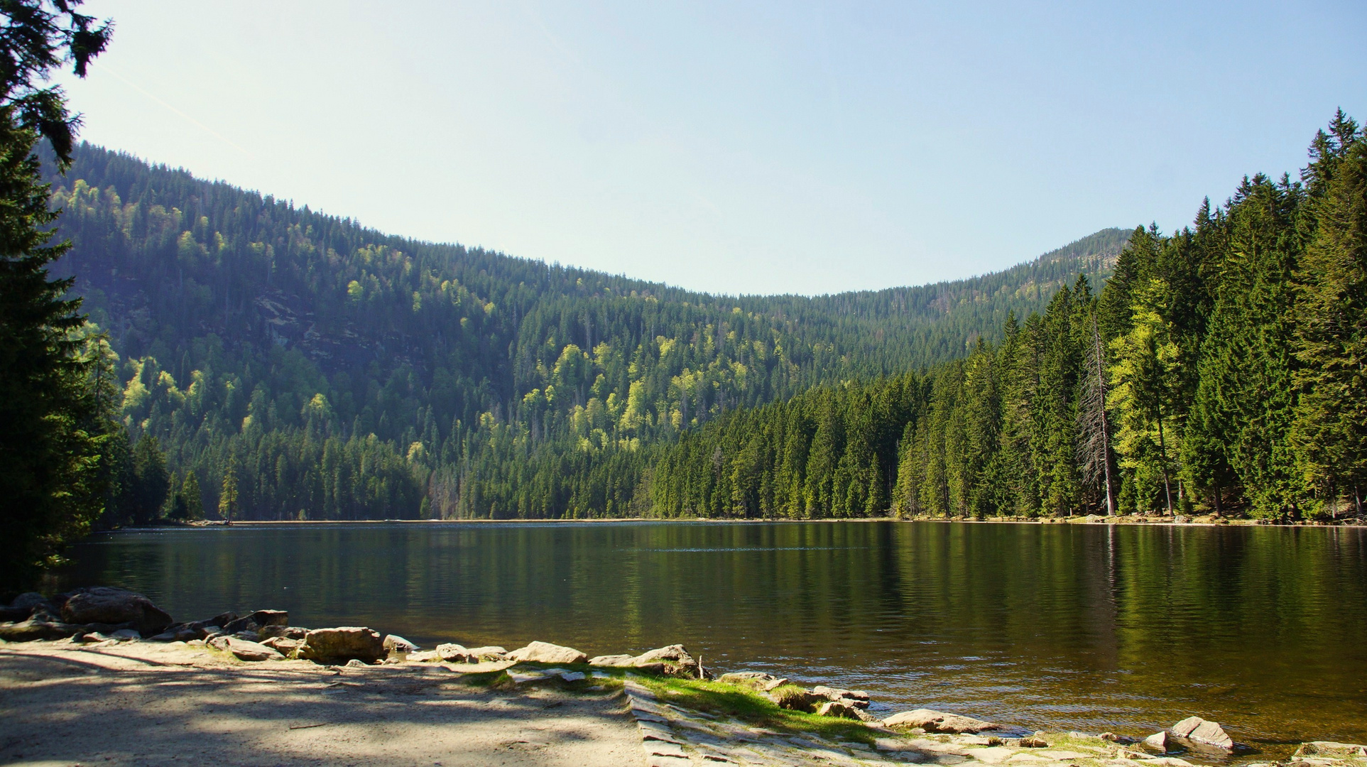 Der Große Arbersee mit der steilen Arberseewand